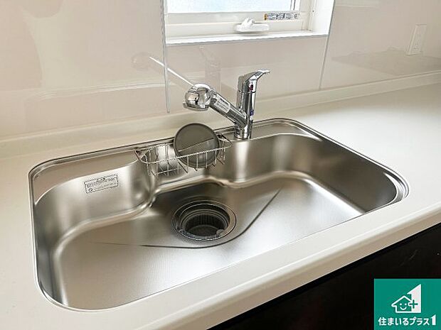 【キッチンシンク】蛇口の先端に浄水器を内蔵しています！原水と浄水、お湯と冷水、シャワーの切替えがワンタッチなので用途によって使い分けられます。