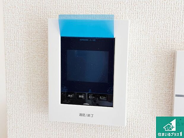 【カラーモニターインターホン】声だけでなく来訪者の姿や顔がモニターで確認できるので、小さなお子様がいらっしゃるご家庭でも安心できます！