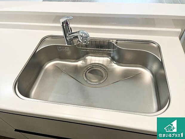 【キッチンシンク】蛇口の先端に浄水器を内蔵しています！原水と浄水、お湯と冷水、シャワーの切替えがワンタッチなので用途によって使い分けられます。