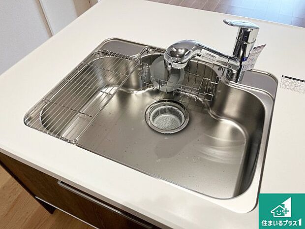 【キッチンシンク】蛇口の先端に浄水器を内蔵しています！原水と浄水、お湯と冷水、シャワーの切替えがワンタッチなので用途によって使い分けられます。