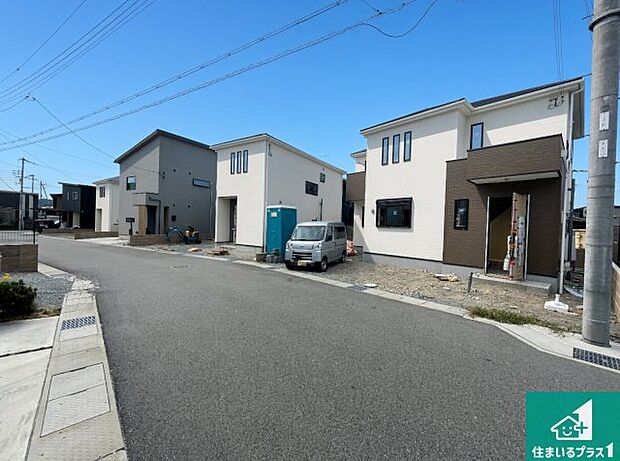 【外観】周辺は落ち着いた街並みの住宅地！子育てがしやすい住環境です！まだ未完成ですが、現地でしかわからない事もございます。是非一度ご覧ください。