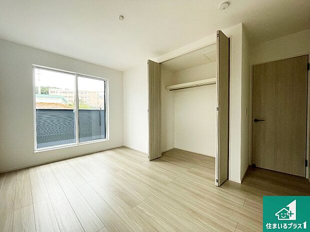 【洋室】寝室は心地よい眠りについてもらいたくて、シンプルかつ開放的な空間な設計にしています!大きな窓から差し込む日が心地いいです♪
