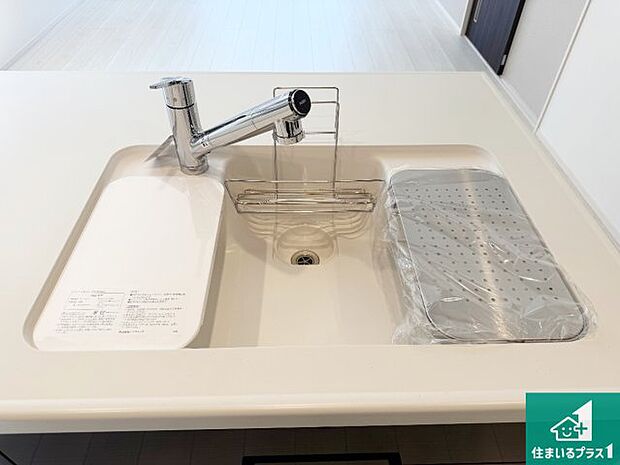 【キッチンシンク】蛇口の先端に浄水器を内蔵しています!原水と浄水、お湯と冷水、シャワーの切替えがワンタッチなので用途によって使い分けられます。