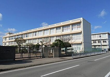 大津小学校 徒歩750m