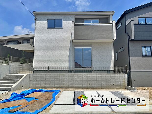 【本日ご見学できます!】全3棟♪2台分駐車場&高台の南向きによる明るい建物配置☆当日のご見学や資料請求もお気軽に♪