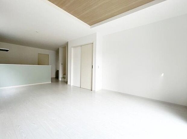 心地よい明るい雰囲気のリビング♪採光は良好です！　　
家族団らんの時間も増えそうなくつろぎの場所になりそうです♪