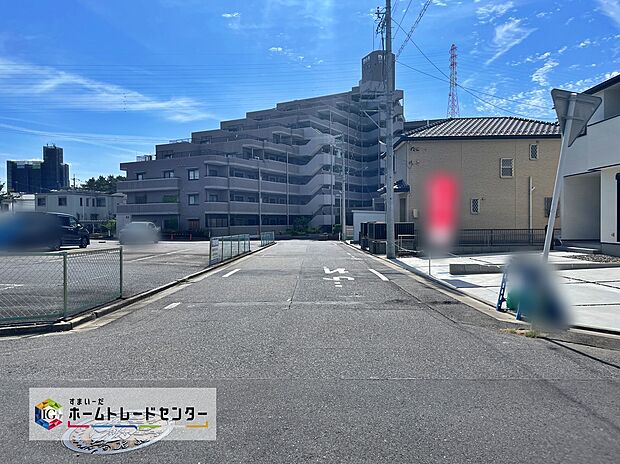 前面道路は交通量の少ない道路です。ゆとりがあり、駐車時もゆっくりと落ち着いて行える立地環境になっています♪　　