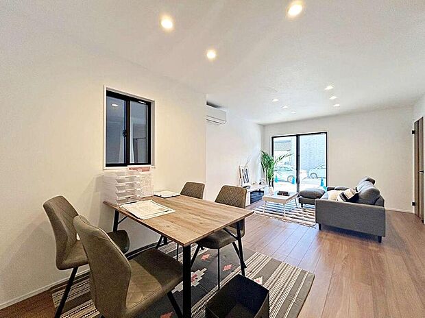 大切なご家族が集まるからこそLDKはこだわりたい!休日はおひさまの光をたっぷりと取りこめるリビングでゆったりと過ごしませんか?子供たちが元気に笑いながら走り回っても十分な広さの空間です。