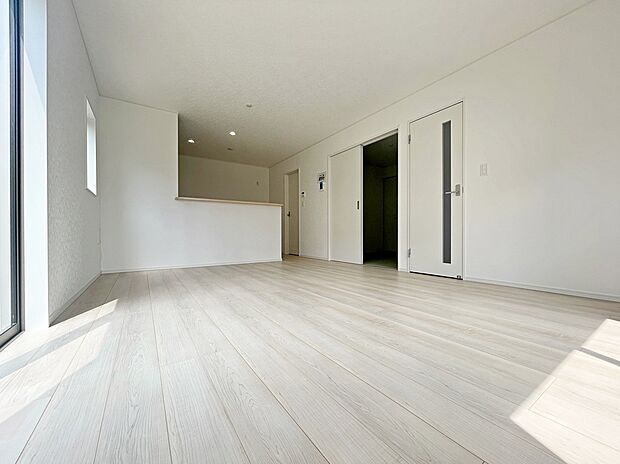 【4号棟】
ご家族みんなで長い時間を過ごすリビングは一番居心地のいいものであって欲しいですね。採光も良好です！
※家具をCGで加工しています。家具付き販売ではございません。