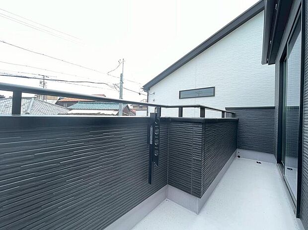 家族分の洗濯物もしっかり干せます。日当たりも良く、毎日のお洗濯が楽しくなりそう♪お布団は手軽に干せていつもポカポカに☆