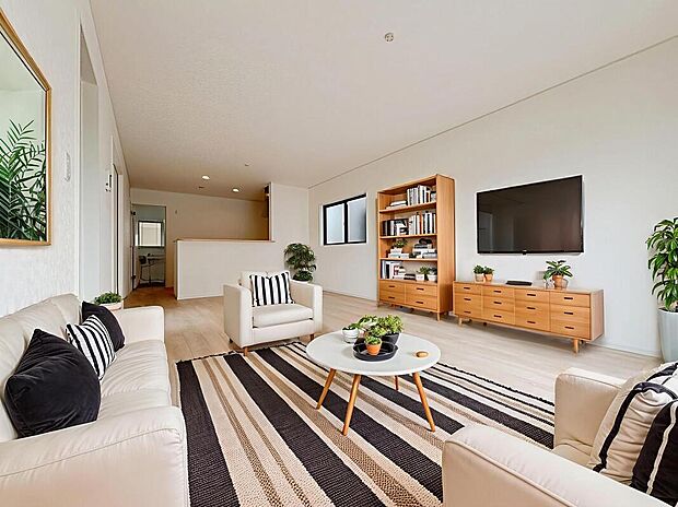 【1号棟】
広々とした明るいリビング♪
対面式のオープンキッチンは、家事をしながら家族の様子が一目でわかる安心&便利設備です♪
※家具をCGで加工しています。家具付き販売ではございません。