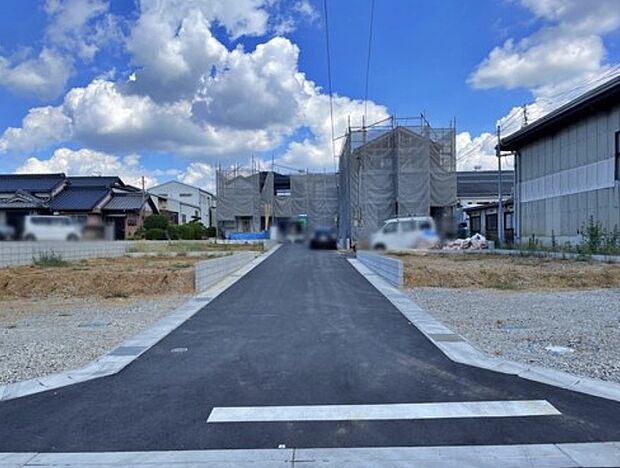 前面道路の幅員は５～６．８ｍ。見通しが良く駐車もゆとりをもって行えます♪