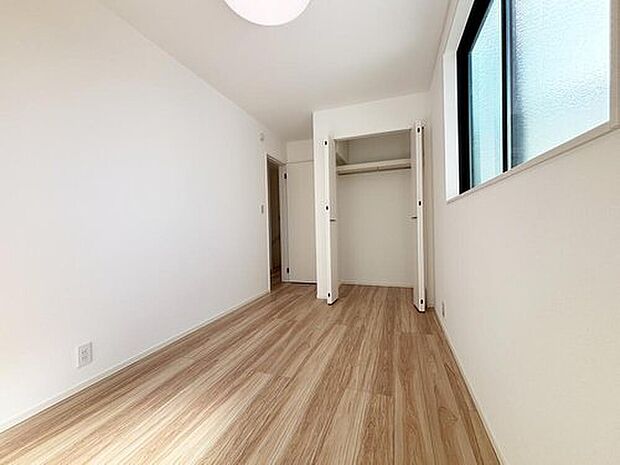 【３号棟】
充分な広さと収納機能を備えた部屋はお子様の自発性と成長を促します。お子様の成長を支える、勉強や好きなことに没頭する学びの空間にどうぞ。