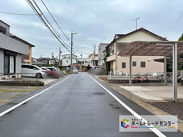 前面道路は交通量の少ない道路です。ゆとりがあり、駐車時もゆっくりと落ち着いて行える立地環境になっています♪
