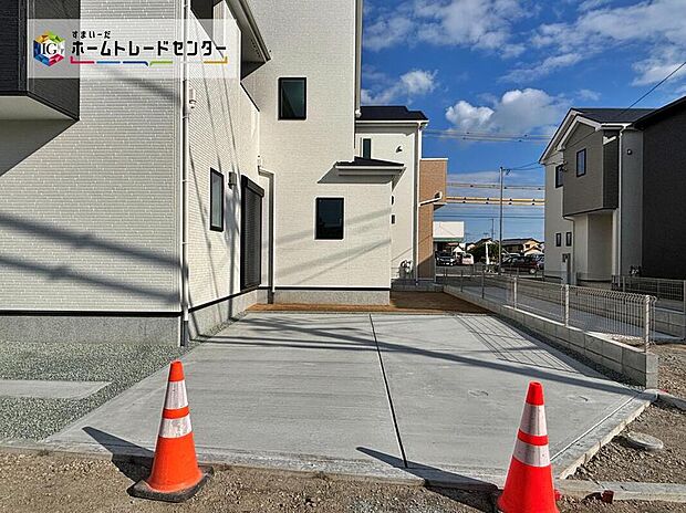 【１号棟】並列で2台駐車可能なカースペースをご用意しております！もちろんご家族分の駐輪スペースとしても使用できます。急な来客でも気兼ねなくお招きできますね♪　　