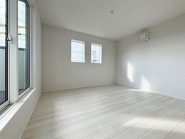 【１号棟】通風・採光にも優れ、心地よい光と風があふれています。  贅沢といえるほどの豊かな居住性と、プライドを満たすクオリティが見事に調和した住空間。