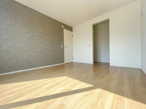 広々とした居住空間は日々の暮らしを彩り、心のやすらぎと満足感を与えてくれます。通風と採光を考慮した設計は子供たちはのびのび育ち、家族のくつろぎと団らんを生み出します。