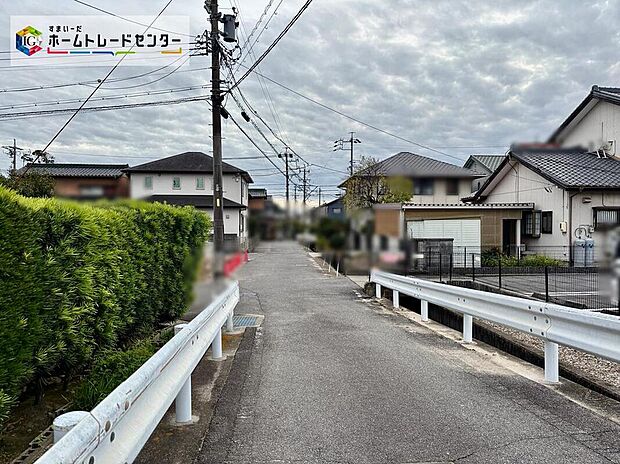 撮影前面道路は交通量の少ない道路です。ゆとりがあり、駐車時もゆっくりと落ち着いて行える立地環境になっています♪　　