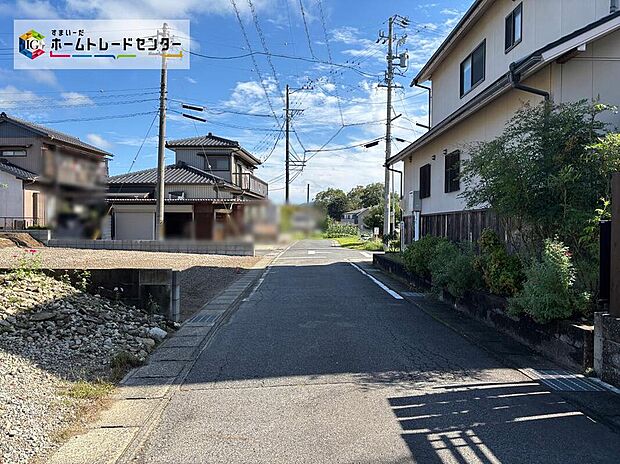 交通量が少ない住宅街なので雨の日でも車の走行音も気になりません。住人以外の車の進入も少なく、小さなお子様を持つご家庭にも安心です◎