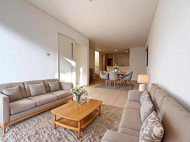 【1号棟】広々とした明るいリビング♪
対面式のオープンキッチンは、家事をしながら家族の様子が一目でわかる安心&便利設備です♪※家具をCGで加工しています。家具付き販売ではございません。