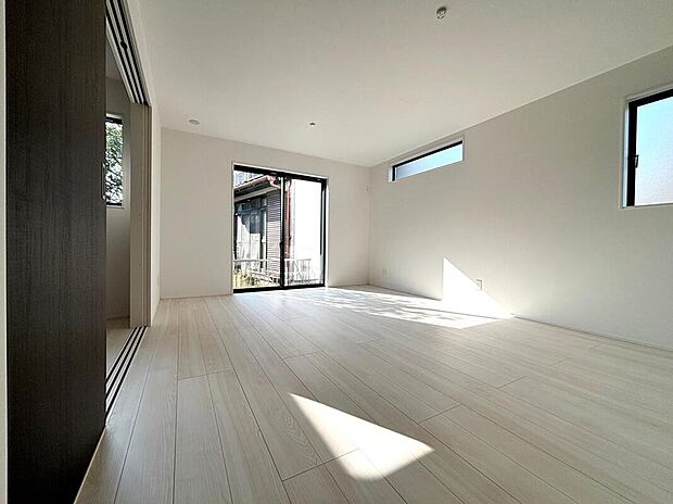 【1号棟】心地よい明るい雰囲気のリビング♪採光は良好です!
家族団らんの時間も増えそうなくつろぎの場所になりそうです♪