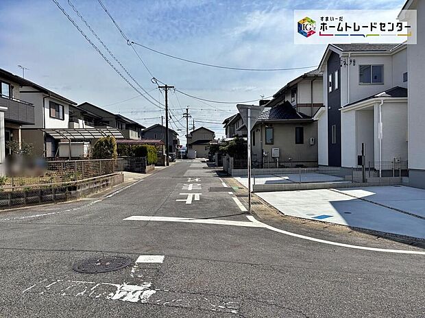 前面道路の幅員は６ｍ。見通しが良く駐車もゆとりをもって行えます♪