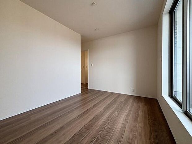 【１号棟】広々とした居住空間は日々の暮らしを彩り、心のやすらぎと満足感を与えてくれます。通風と採光を考慮した設計は子供たちはのびのび育ち、家族のくつろぎと団らんを生み出します。