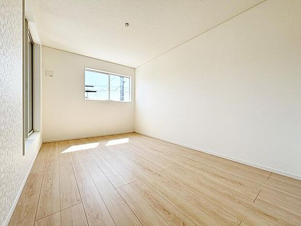 （１号棟）広々とした居住空間は日々の暮らしを彩り、心のやすらぎと満足感を与えてくれます。通風と採光を考慮した設計は子供たちはのびのび育ち、家族のくつろぎと団らんを生み出します。