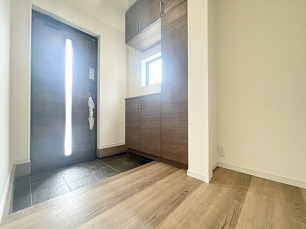 【玄関】明るくて清潔感溢れる玄関。
便利な下駄箱収納付きです♪
散らかりがちな玄関もすっきりと片付きます。　　　　　　