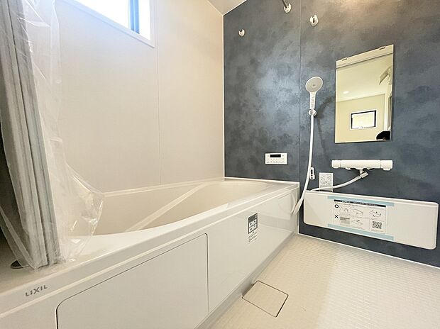 【浴室】１坪以上広さを設けた浴室で、ゆったりバスタイム♪
お子様と一緒に入るにも充分な広さです。
一日の疲れを癒せます♪