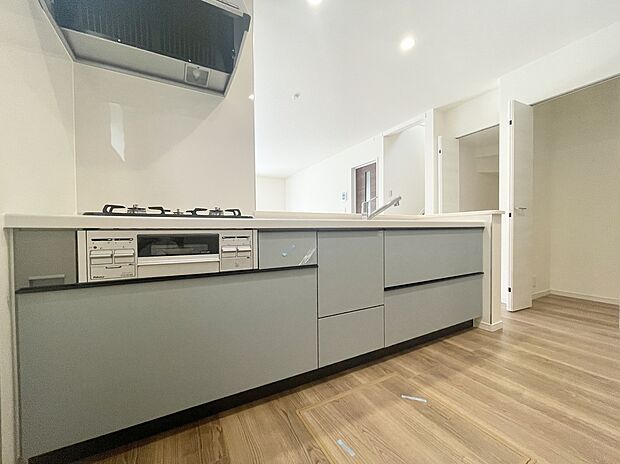 【キッチン】収納力豊富なシステムキッチン。大型スライド収納付きで、すっきり片付けやすいキッチンです。
床下収納もついてたっぷり収納できます♪