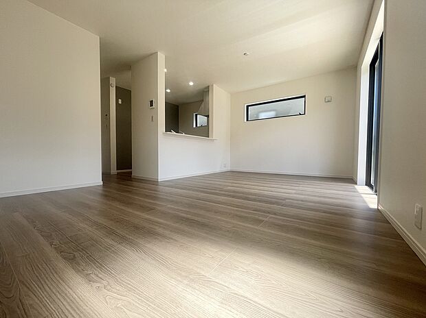 【リビング】【２号棟】
ご家族みんなで長い時間を過ごすリビングは一番居心地のいいものであって欲しいですね。開放感のある広々リビングに光と風を呼び込みます。※家具をCGで加工しています。