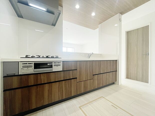 【キッチン】収納力豊富なシステムキッチン。大型スライド収納付きで、すっきり片付けやすいキッチンです。
床下収納もついてたっぷり収納できます♪