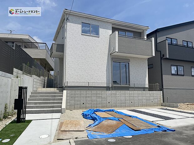 【現地外観写真】【本日ご見学できます!】全3棟♪2台分駐車場&高台の南向きによる明るい建物配置☆当日のご見学や資料請求もお気軽に♪