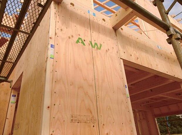 【「オリジナル耐力壁パネル」で特許を取得】壁倍率5.0倍は国土交通省が定める数値内の最高値で、通常の合板による壁倍率2.5倍の2倍の強度となっています。