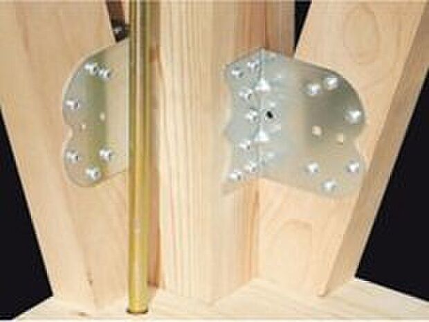 【構造・工法・仕様】基礎・土台・柱など接合部ごとに適材適所な耐震金具を選び、構造体をしっかりと緊結します。表からは見えない部分にこだわることで、地震による揺れから建物のゆがみや倒壊を防ぎ、住まい全体の耐久性を高めています。

