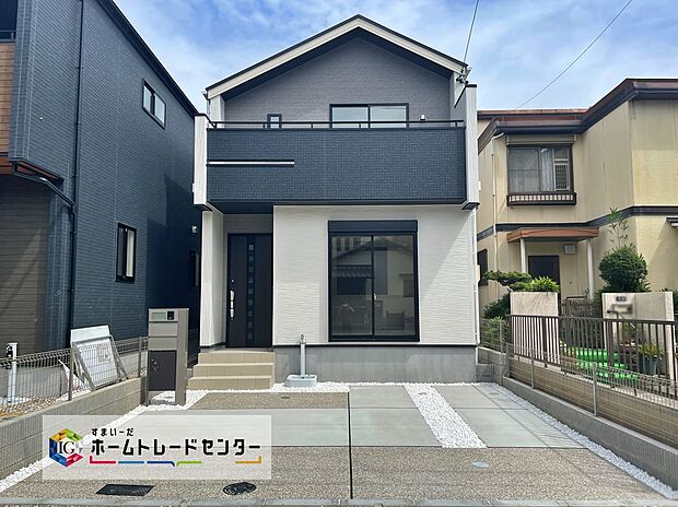 【現地外観写真】流行に左右されず、将来にわたって価値が継続する「上質」な佇まい。おしゃれな雰囲気や自然の潤い、親しみやすさといった暮らしを豊かにしてくれる住空間です。