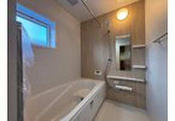 【浴室】アクセントパネルで落ち着きのある雰囲気を演出したバスルーム♪毎日の疲れを癒やすバスタイムをお楽しみ下さい！浴室換気乾燥暖房機付きで、ジメジメした季節や雨の日には、浴室内干しも可能！