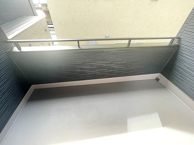 【バルコニー】開放的なバルコニーは見晴らしもよく、太陽の温かな温もりをめいっぱい受け止めてくれます。太陽の光と爽やかな風を受けたお洗濯物はあっという間に乾き、取りこむ時には太陽の匂いを感じられそうですね。