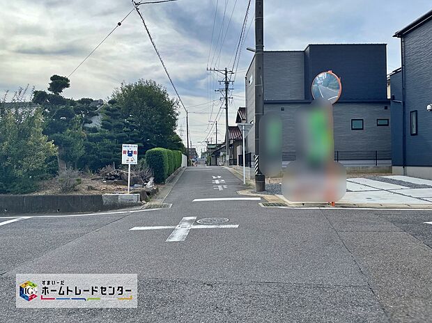 【前面道路含む現地写真】角地にあり、見通しの良い前面道路です。しっかり舗装もされているので、ベビーカーや自転車で通っても快適に通行できます。