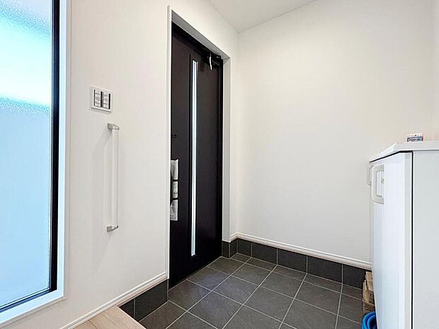 【玄関】明るくて清潔感溢れる玄関。
便利な下駄箱収納付きです♪
散らかりがちな玄関もすっきりと片付きます。