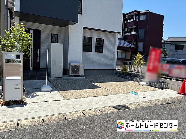 【前面道路含む現地写真】一戸建ての大きなメリットは、「自分の土地」を自由に使えること。好きなペットが飼えるほか、ガーデニングやDIY、車やバイクの手入れなど様々な趣味を楽しめます♪
