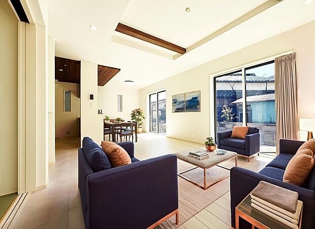 【リビング】ご家族みんなで長い時間を過ごすリビングは一番居心地のいいものであって欲しいですね。開放感のある広々リビングに光と風を呼び込みます。※家具をCGで加工しています。家具付き販売ではございません。