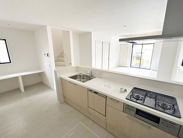 【リビング】広々とした明るいリビング♪
対面式のオープンキッチンは、家事をしながら家族の様子が一目でわかる安心＆便利設備です♪