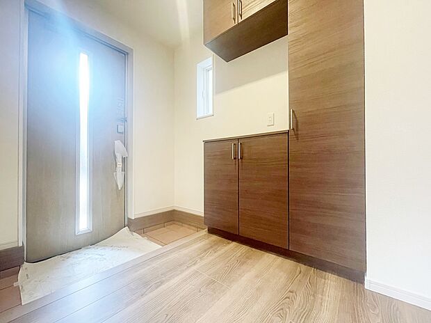 【玄関】明るくて清潔感溢れる玄関。便利な姿見鏡＆下駄箱収納付きです♪
散らかりがちな玄関もすっきりと片付きます。