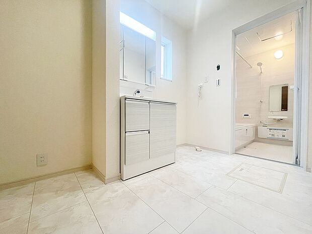 【浴室】１坪以上広さを設けた浴室で、ゆったりバスタイム♪
お子様と一緒に入るにも充分な広さです。
一日の疲れを癒せます♪