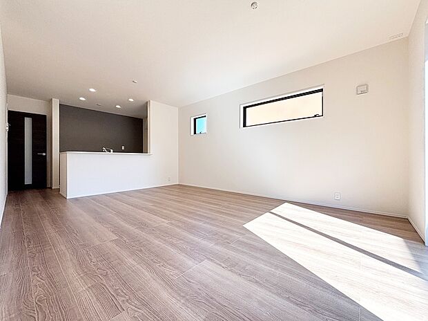 【リビング】【３号棟】
大切なご家族が集まるからこそＬＤＫはこだわりたい！休日はおひさまの光をたっぷりと取りこめるリビングでゆったりと過ごしませんか？子供たちが元気に笑いながら走り回っても十分な広さの空間です。