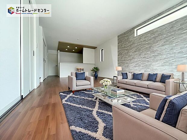 【リビング】【1号棟】
広々とした明るいリビング♪
対面式のオープンキッチンは、家事をしながら家族の様子が一目でわかる安心&便利設備です♪
※家具をCGで合成しています。家具付き販売ではありません。