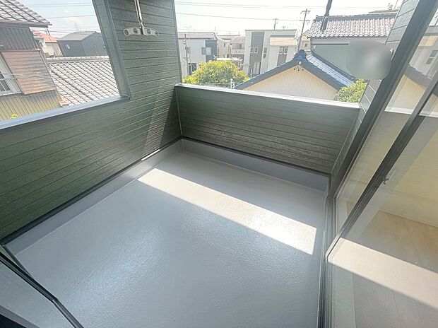 【バルコニー】【１号棟】
急な天候変化にも安心のインナーバルコニー仕様♪お洗濯だけでなく、ちょっとしたリラックスできる空間になりそうです☆