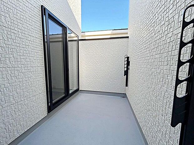 【バルコニー】日当たり良好なワイドバルコニー仕様♪お洗濯だけでなく、ちょっとしたリラックスできる空間になりそうです☆